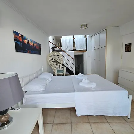 Adam's Place - Cosy By The Sea